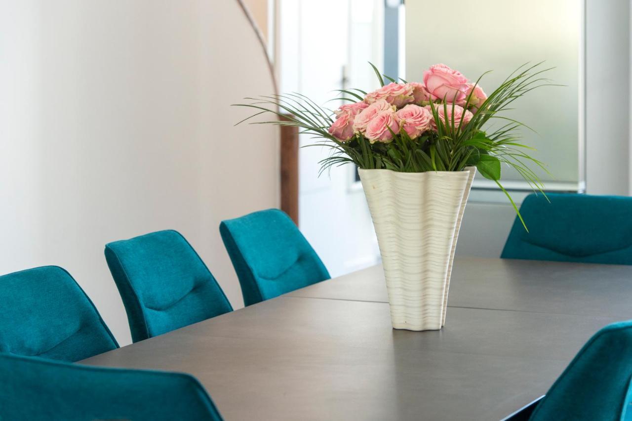 Suites Mana: Chic Downtown Rethel with Private Fitness Exterior photo