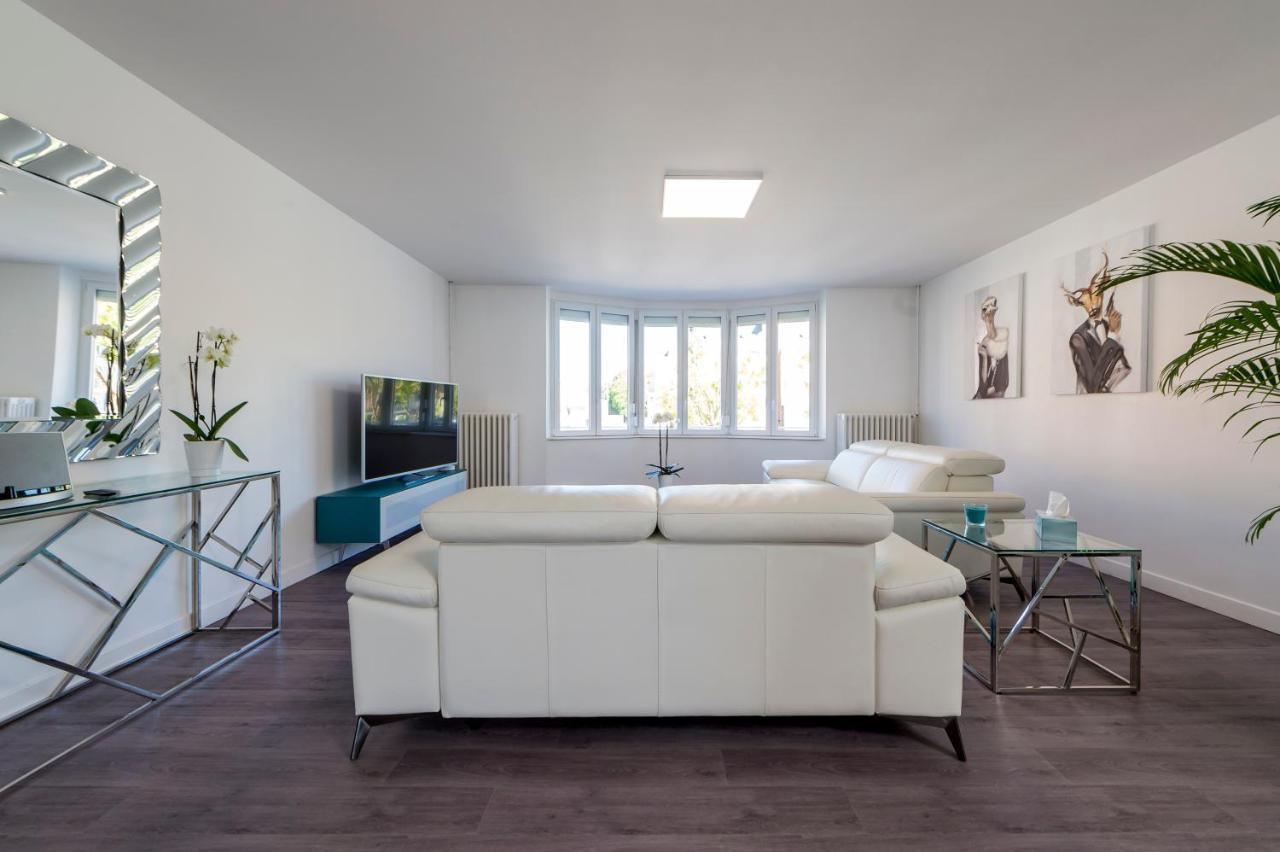 Suites Mana: Chic Downtown Rethel with Private Fitness Exterior photo